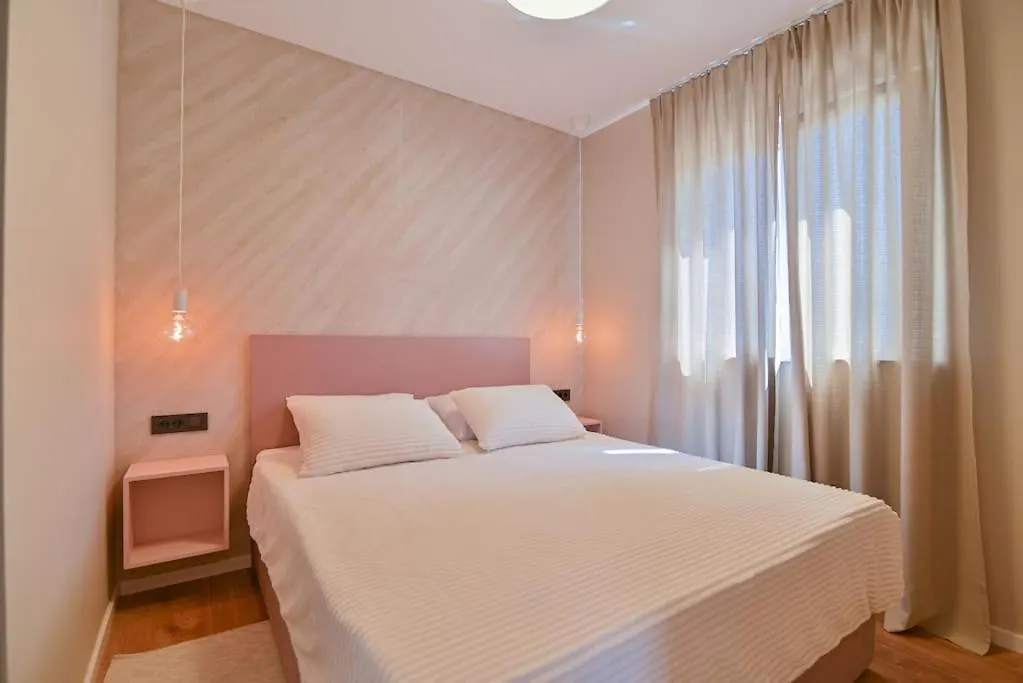 Noir Design Apartment Traù