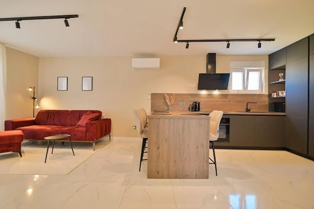 Noir Design Apartment Traù