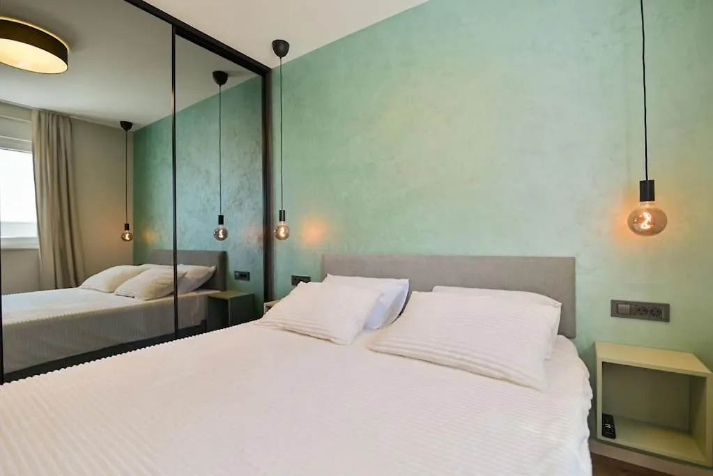 Noir Design Apartment Traù